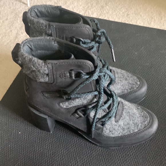 Sorel boots never worn - Picture 3 of 5